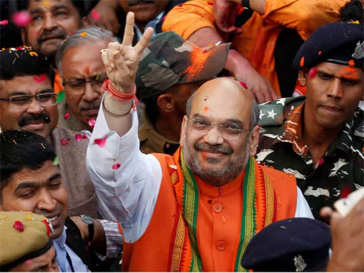 अमित शाह ने अपनी शुरुआती पढ़ाई मेहसाणा के स्कूल में की थी. इसके बाद वो सीयू शाह साइंस कॉलेज में बायो केमेस्ट्री की पढ़ाई करने के लिए अहमदाबाद चले गए. उन्होंने बायो केमेस्ट्री में बीएससी की डिग्री के साथ स्नातक की उपाधि प्राप्त की.