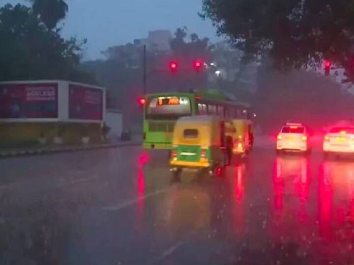 Delhi-NCR Weather and Pollution Report: today weather and pollution report of delhi-ncr, rain starts in delhi-ncr Delhi-NCR Weather and Pollution Report: दिल्ली-एनसीआर में तेज हवाओं के साथ बारिश शुरू, बुधवार रहा इस सीजन का सबसे गर्म दिन