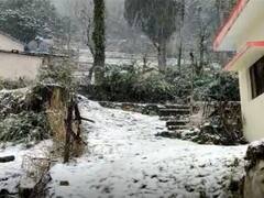 Mussoorie Snowfall: पहाड़ों की रानी मसूरी में बर्फबारी, खुशी से झूम उठे व्यापारी और सैलानी