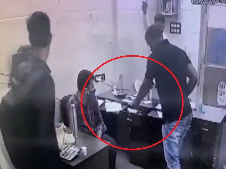 Mumbai Unidentified men robbed rs 1 crore gunpoint Mumbai office- Watch Video Watch Video | மாஸ்க்.. கையில் துப்பாக்கி.. நிதி நிறுவனத்தில் திடீரென புகுந்து ரூ.1 கோடியை திருடிச்சென்ற கும்பல்..
