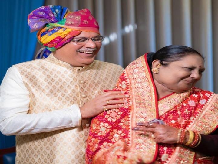 Chhattisgarh CM Marriage Anniversary Bhupesh Baghel 40th wedding anniversary shared a romantic picture with his wife 40वीं सालगिरह पर रोमांटिक हुए छत्तीसगढ़ के मुख्यमंत्री भूपेश बघेल, जानिए पत्नी से क्या कहा