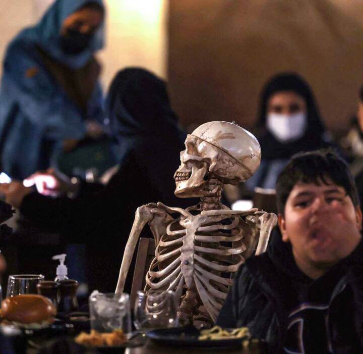 ਰੈਸਟੋਰੈਂਟ 'ਚ ਲੋਕਾਂ ਦੇ ਨਾਲ ਕੁਰਸੀਆਂ 'ਤੇ ਮਨੁੱਖੀ ਪਿੰਜਰ ਵੀ ਬੈਠੇ ਨਜ਼ਰ ਆ ਰਹੇ ਹਨ। ਨਿਊਜ਼ ਏਜੰਸੀ ਏਐਫਪੀ ਨੇ ਇੱਕ ਵੀਡੀਓ ਸ਼ੇਅਰ ਕੀਤਾ ਹੈ ਜਿਸ ਵਿੱਚ ਦੇਖਿਆ ਜਾ ਰਿਹਾ ਹੈ ਕਿ ਡਰਾਉਣੇ ਕੱਪੜੇ ਪਹਿਨੇ ਲੋਕ, ਜ਼ੋਂਬੀ ਤੋਂ ਬਣੇ ਕਲਾਕਾਰ ਖਾਣੇ ਦੇ ਵਿਚਕਾਰ ਉਨ੍ਹਾਂ ਨੂੰ ਡਰਾ ਰਹੇ ਹਨ। ਬੈਕਗ੍ਰਾਊਂਡ 'ਚ ਵੱਜ ਰਿਹਾ ਭੂਤਾਂ-ਪ੍ਰੇਤਾਂ ਦਾ ਸੰਗੀਤ ਮਾਹੌਲ ਨੂੰ ਹੋਰ ਡਰਾਉਣਾ ਬਣਾ ਰਿਹਾ ਹੈ।