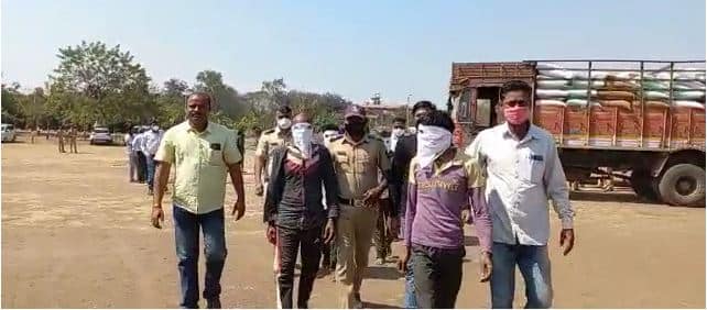 17 lakh soybean Theft in latur district तब्बल 17 लाखांच्या सोयाबीनची चोरी, पोलिसांच्या सतर्कतेमुळे 24 तासांत चोरीचा माल परत   