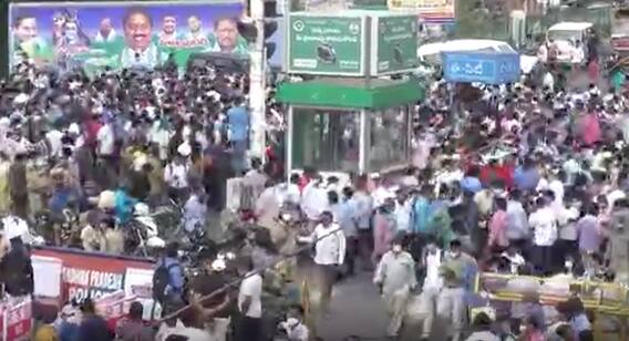 Chalo Vijayawada : గోడు వినాలంటూ మహిళా ఉద్యోగుల నినాదాలు, విమర్శలు | ABP Desam