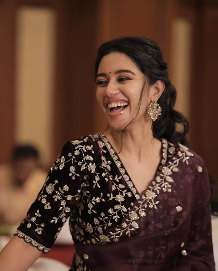 సోషల్ మీడియాలో డ‌బ్‌స్మాష్‌ వీడియోలు చూసిన త్యాగరాజన్‌ కుమార్‌ రాజా ఆమెకు సూపర్‌ డీలక్స్‌ సినిమాలో ఛాన్సిచ్చాడు. అందంతో పాటూ నటనలోనూ మృణాళినికి మంచి మార్కులే పడ్డాయి.