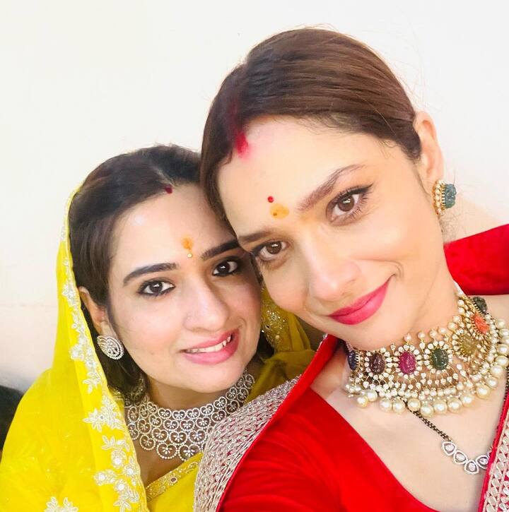 एक फोटो में अंकिता लोखंडे अपनी ननद रिशू यानी विक्की जैन की बहन के संग सेल्फी लेती हुई दिखाई दे रही हैं. फोटो में ननद-भाभी के बीच बेहद खूबसूरत बॉन्डिंग देखने को मिल रही है.