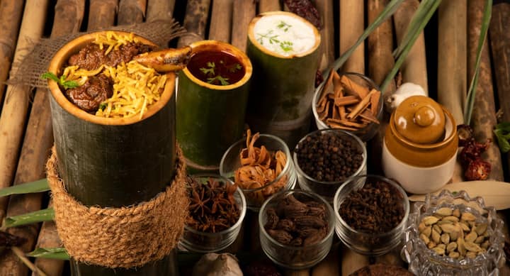 चिकन, मटण, मासे यांपासून बनलेले अनेक बांबू स्पेशल पदार्थ इथे उपलब्ध आहेत.