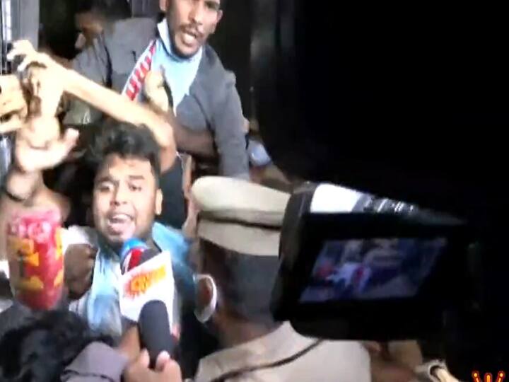 நீட் தேர்வு மசோதாவை திருப்பி அனுப்பிய ஆளுநருக்கு வலுக்கும் கண்டனம்: போராடி கைதான மாணவர்கள் Governor sent back NEET exam bill - Students arrested for Protesting நீட் தேர்வு மசோதாவை திருப்பி அனுப்பிய ஆளுநருக்கு வலுக்கும் கண்டனம்: போராடி கைதான மாணவர்கள்