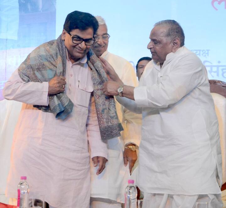 रामगोपाल यादव मुलायम सिंह यादव के चचेरे भाई हैं. वह राजनीति में आने से पहले कॉलेज में पढ़ाया करते थे. मीडिया रिपोर्ट्स के मुताबिक वह अपनी शिक्षक वाली नौकरी में ही खुश थे. लेकिन मुलायम सिंह के आग्रह के बाद वह राजनीति में आ गए थे.