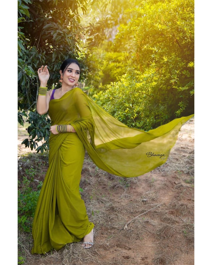 கண்களை மூடவிட்டு இன்பக் கனவினில் நான் மிதப்பேன்