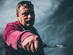 భార్యను చంపబోతుంటే చేయి కోసుకుందని.. భర్తకు రూ.17 లక్షలు పరిహారం, ఇదెక్కడి చోద్యం!