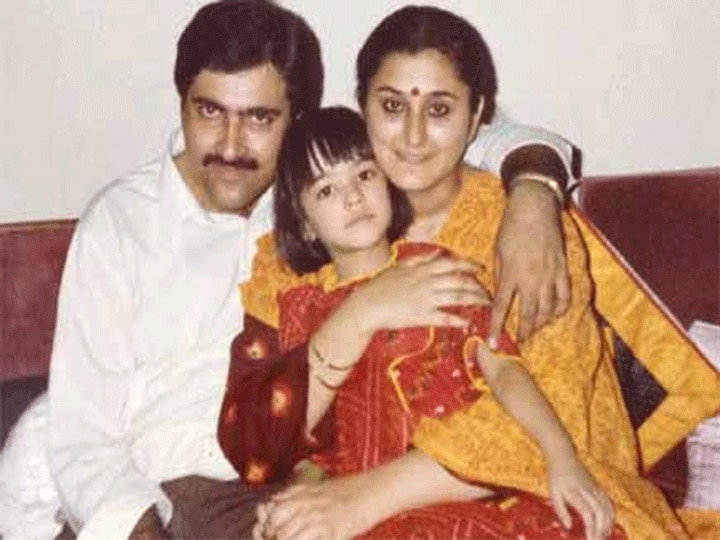 Name the Star: मम्मी-पापा की गोद में बैठी ये बच्ची आज है बॉलीवुड की बबली एक्ट्रेस, Amitabh Bachchan से है ये खास कनेक्शन !