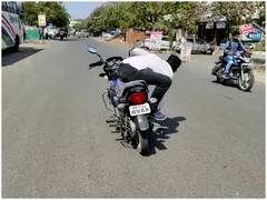Ujjain Bike Stunt: थाने के सामने शख्स ने बाइक पर खतरनाक स्टंट कर पुलिस को दी चुनौती, वीडियो वायरल