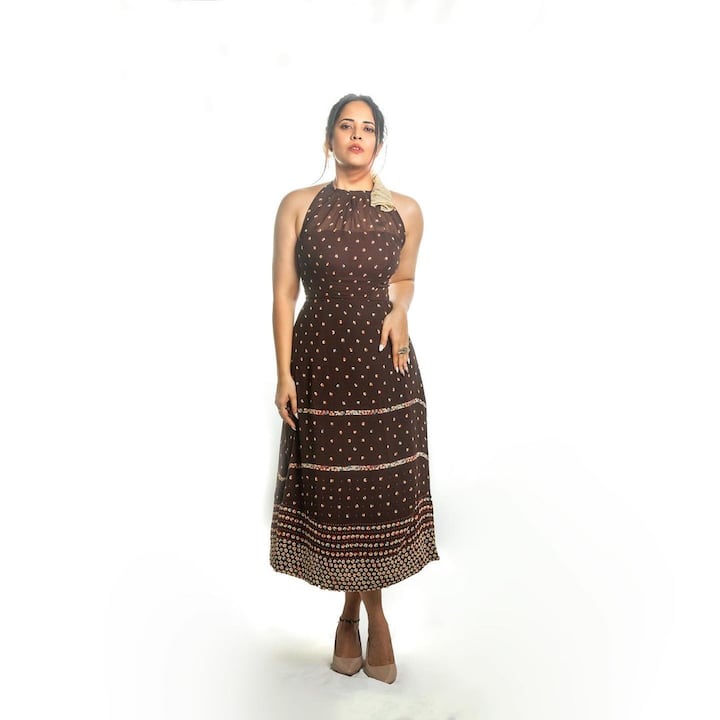 ఖిలాడి సినిమాలో అనసూయ డ్యూయల్ రోల్ పోషించిందట. అందులో ఒక పాత్ర బ్రాహ్మణ మహిళ పాత్ర అని తెలుస్తోంది. రెండో పాత్ర ఎలా ఉంటుందనేది తెలియలేదు.   అయితే కథ ప్రకారం.. ఒక పాత్ర చనిపోతుందట.. రెండో పాత్ర మాత్రం సినిమా మొత్తం కనిపిస్తుందని చెబుతున్నారు. ఈ మధ్యకాలంలో ఆమె నటించిన ఫుల్ లెంగ్త్ రోల్ ఇదేనని టాక్.