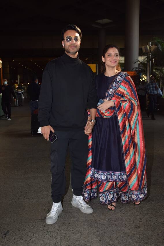 Spotted : हाथों में हाथ थामे पिया के साथ Ankita Lokhande हुईं रवाना, Nikki Tamboli को बिना मेकअप के देख फैंस रह गए हैरान