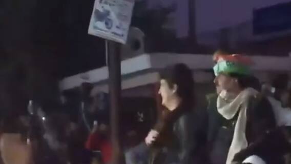 जब प्रचार के दौरान Priyanka Gandhi से हुआ Akhilesh Yadav-Jayant Chaudhary का सामना, देखें वीडियो