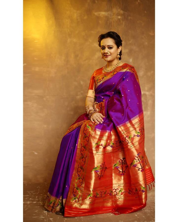 स्पृहा जोशी एक उत्तम अभिनेत्री, निवेदिका, संवेदनशील कवयित्री म्हणून ओळखली जाते. 920k लोक तिला इंस्टाग्रामवर फॉलो करतात.