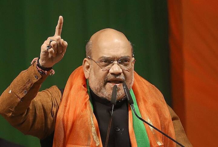 अमित शाह ने पढ़ाई पूरी करने के बाद उन्होंने अपने पिता के कारोबार में हाथ बंटाया. साथ ही उन्होंने अहमदाबाद में स्टॉक ब्रोकर और सहकारी बैंकों में भी काम किया.
