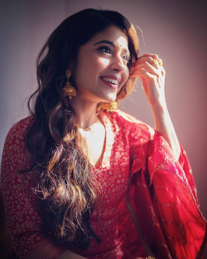 यानी मिर्जापुर सीजन 2 में श्वेता त्रिपाठी ने गोलू गुप्ता बनकर 22 लाख तक कमाए थे. वहीं मिर्जापुर के बाद से लगातार श्वेता त्रिपाठी काम कर रही हैं. (फोटो – सोशल मीडिया)