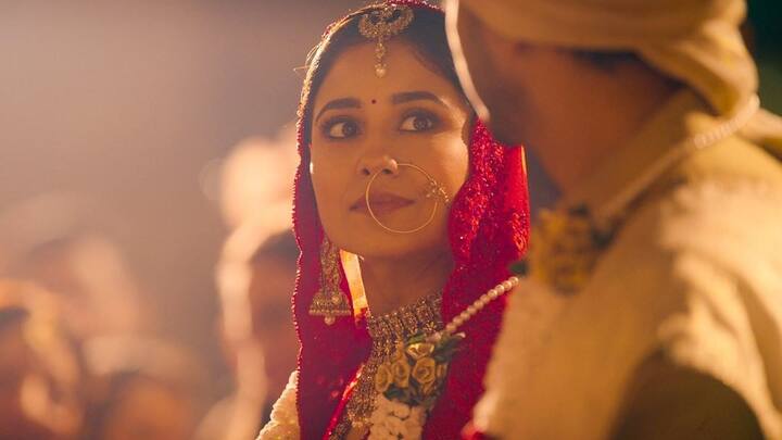 फिलहाल वो ये काली काली आंखे वेब सीरीज को लेकर सुर्खियां बटोर रही हैं. इस वेब सीरीज के खूब चर्चे हो रहे हैं. नेटफ्लिक्स की ये सीरीज खूब धूम मचा रही है. (फोटो – सोशल मीडिया)