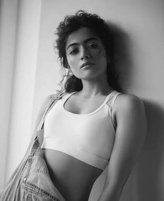 দক্ষিণের পরিচালক ছাড়াও বলিউডের পরিচালকরাও রশ্মিকাকে নিয়ে কাজ করতে চান। কিন্তু আপনি কি জানেন যে রশ্মিকা মান্দান্না বলিউডের অনেক সুপারস্টারের সুপারহিট ছবির প্রস্তাব ফিরিয়ে দিয়েছেন!