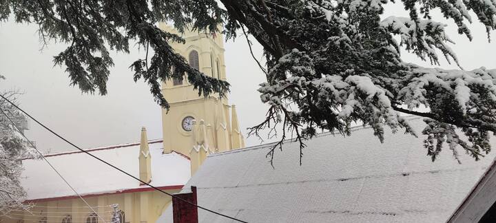 ਹਿਮਾਚਲ ਪ੍ਰਦੇਸ਼ ਵਿੱਚ ਇੱਕ ਵਾਰ ਫਿਰ ਤੋਂ ਬਰਫ਼ਬਾਰੀ ਸ਼ੁਰੂ ਹੋ ਗਈ ਹੈ। ਰਾਜਧਾਨੀ ਸ਼ਿਮਲਾ ਤੋਂ ਇਲਾਵਾ ਸਾਰੇ ਪਹਾੜੀ ਇਲਾਕਿਆਂ ਕੁਫਰੀ, ਨਾਰਕੰਡਾ, ਮਨਾਲੀ, ਰੋਹਤਾਂਗ, ਚੰਬਾ ਭਰਮੌਰ, ਸਿਰਮੌਰ ਕਿਨੌਰ 'ਚ ਭਾਰੀ ਬਰਫਬਾਰੀ ਜਾਰੀ ਹੈ।