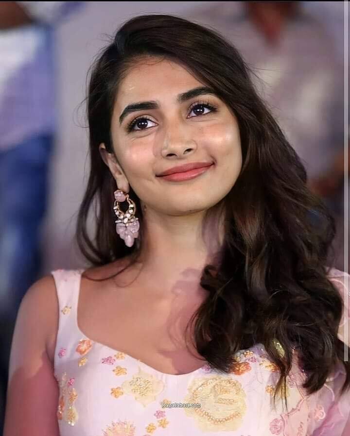 பல நிலவொளிகளில் தலை குளித்திடும் போதும் இவன் மனவெளிகளில் கனவுகள் இல்லை ஏதும்