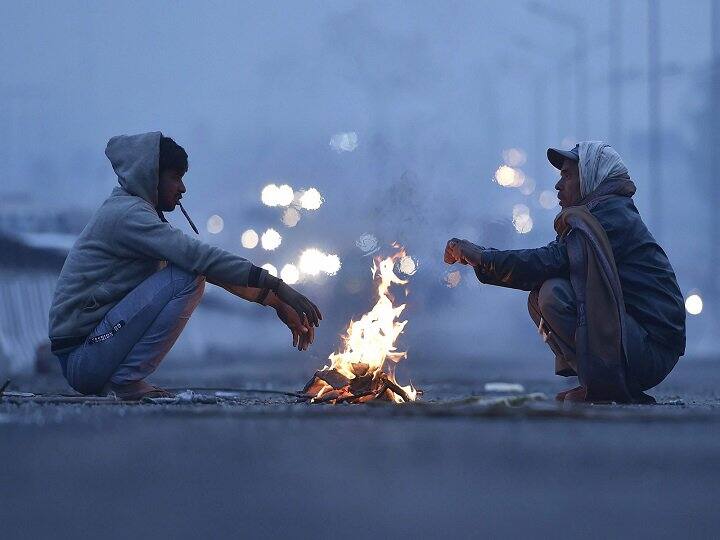 दिल्ली में आज अधिकतम तापमान 19  डिग्री रहने का अनुमान है तो वहीं न्यूनतम तापमान 11 डिग्री रह सकता है. वहीं, कल भी दिल्ली में हल्की बारिश देखी जा सकती है.