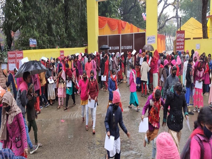 Gopalganj News: Bad weather put an obstacle, 536 candidates left the Inter exam due to storm and water ann Gopalganj News: खराब मौसम ने अटकाया रोड़ा, आंधी-पानी की वजह से 536 परीक्षार्थियों ने छोड़ी इंटर की परीक्षा