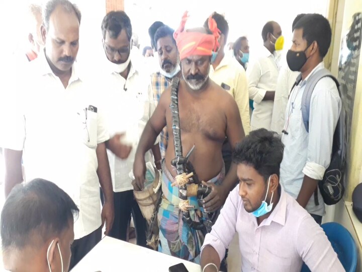 Urban Local Body Election: தொழிலாளி கெட்டப்பில் மனுத்தாக்கல் செய்த மார்க்சிஸ்ட் வேட்பாளர்: ஏணியோடு வந்ததால் மிரண்ட போலீசார்!