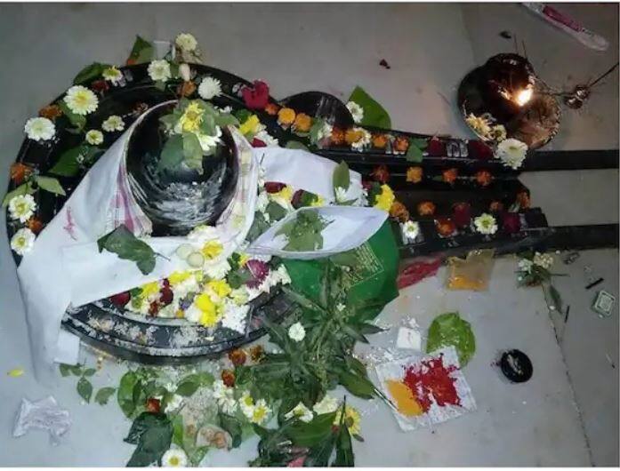 ਕਈ ਲੋਕ ਸ਼ਿਵਲਿੰਗ 'ਤੇ ਚੜ੍ਹਾਏ ਜਾਣ ਵਾਲੇ ਪ੍ਰਸਾਦ ਨੂੰ ਸਵੀਕਾਰ ਕਰਦੇ ਹਨ ਪਰ ਤੁਹਾਨੂੰ ਅਜਿਹਾ ਨਹੀਂ ਕਰਨਾ ਚਾਹੀਦਾ। ਅਜਿਹਾ ਮੰਨਿਆ ਜਾਂਦਾ ਹੈ ਕਿ ਇਸ ਨਾਲ ਤੁਸੀਂ ਬਦਕਿਸਮਤੀ ਦੇ ਮੂੰਹ ਵਿੱਚ ਪ੍ਰਵੇਸ ਕਰ ਜਾਂਦੇ ਹੋ।