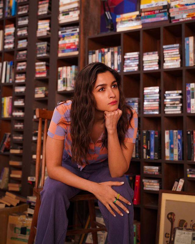 బాలీవుడ్ లో స్టార్ హీరోయిన్ గా వెలుగొందుతోన్న అలియా భట్ త్వరలోనే టాలీవుడ్ లో ఎంట్రీ ఇవ్వనుంది.(Photo Courtesy : Instagram)