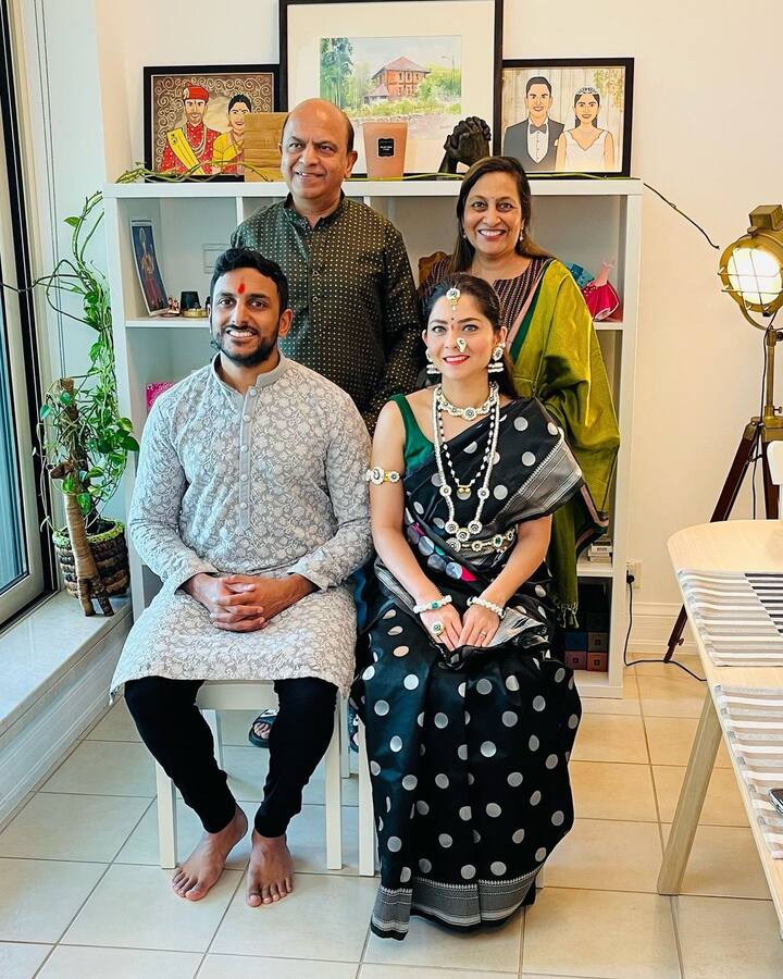 या फोटोमध्ये सोनाली कुटूंबासोबत दिसत आहे. (Photo:@sonalee1/FB)