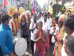 Local body Election| மயிலாட்டம், ஒயிலாட்டாத்துடன் வேட்புமனுதாக்கல் செய்த பெண் வேட்பாளர் - குடிசை வீடுகளை கான்கிரீட் வீடுகளாக மாற்றி தருவதாக உறுதி