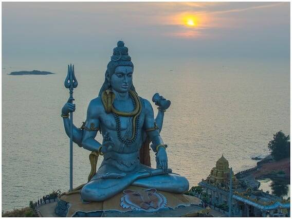 શિવલિંગ પર હળદરથી અભિષેક કરવો પણ વર્જિત માનવામાં આવે છે. તેના બદલે શિવને ચંદનનું તિલક લગાવો.