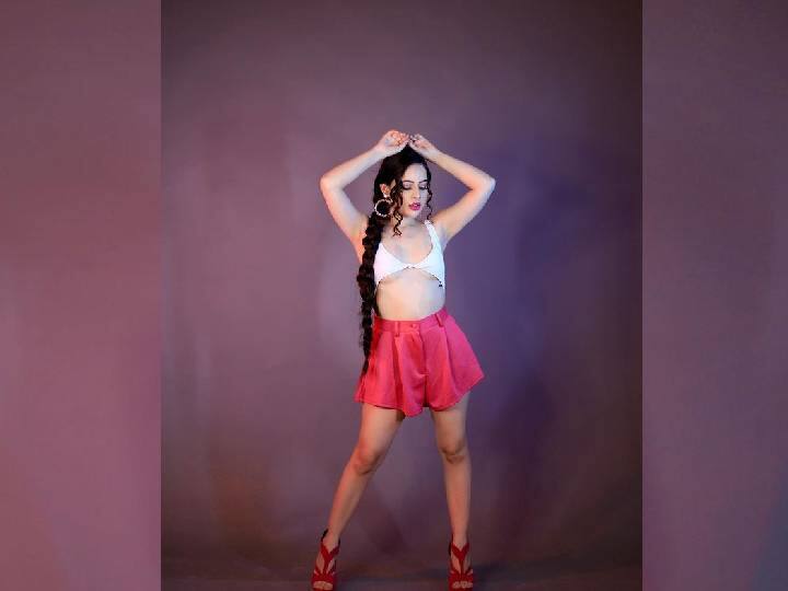 हटके ड्रेसिंग सेन्समुळे उर्फीचा सर्वत्र बोलबाला आहे. तिचा प्रत्येक फोटो सोशल मीडियावर पोस्ट होताच व्हायरल होतो.