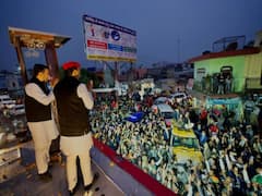 UP Election 2022: प्रचार के दौरान आमना-सामना हुआ तो Akhilesh Yadav और Priyanka Gandhi ने किया दुआ-सलाम, लोग कुछ यूं कर रहे तारीफ