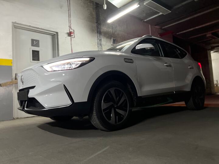 वर्तमान ZS EV MG Astor के पुराने वेरिएंट पर आधारित है, लेकिन नई ZS ज्यादा मॉर्डन इंटीरियर नए डिजिटल इंस्ट्रूमेंट क्लस्टर और कई फीचर्स के साथ आएगी.