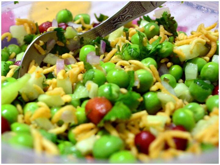 Kitchen Hacks Green Peas Chaat Recipe Lucknowi Matar Chaat Health Benefits Weight Loos Peas Diet Kitchen Hacks: सुपर हेल्दी और टेस्टी स्नैक्स में बनाएं हरी मटर की चाट, नोट कर लें रेसिपी