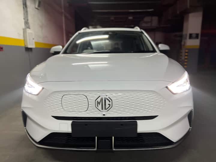 ZS EV के साथ, MG अपने कस्टमर्स को 5-वे चार्जिंग इकोसिस्टम का विस्तार करता है, जिसमें रेजिडेंस / ऑफिस में मुफ्त ए-सी फास्ट-चार्जर, पोर्टेबल इन-कार चार्जिंग केबल, डीलरशिप पर डी-सी सुपरफास्ट चार्जिंग स्टेशन, 24x7 on-the-go चार्जिंग की सुविधा (5 शहरों में), और सैटेलाइट शहरों और पर्यटन केंद्रों में चार्जिंग स्टेशन.