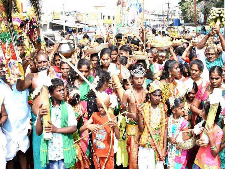 Dindigul: Sami darshan of 'Kuravar' people at Palani Murugan Temple பழனி முருகன் கோயிலில் குறவர் இன மக்கள் மலைப்பொருட்களை சீதனமாக கொண்டு வந்து சாமி தரிசனம்