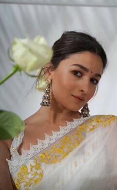 Alia Bhatt pics: கையில் பூவுடன் ஆலியாவின் லேட்டஸ்ட் க்ளிக்ஸ்..!