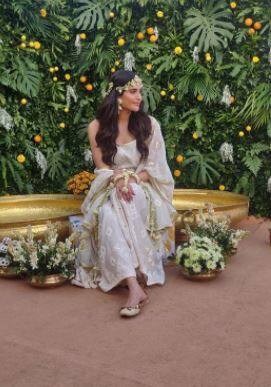 કરિશ્મા તન્ના હલ્દીના આ વીડિયોમાં પેસ્ટલ લહેંગામાં જોવા મળી રહી છે. હલ્દી સેરેમનીની શાનદાર તસવીરો તેણે પોસ્ટ કરી હતી.