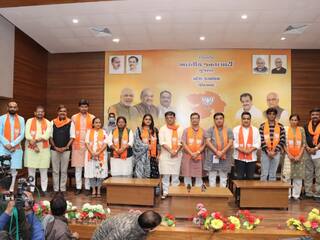 સુરતમાં ‘આપ’ના વધુ 8 કોર્પોરેટર તૂટશે:  પક્ષપલટા સામે રજૂઆત વખતે 22માંથી 14 કોર્પોરેટર જ હાજર, જાણો સંપૂર્ણ વિગત