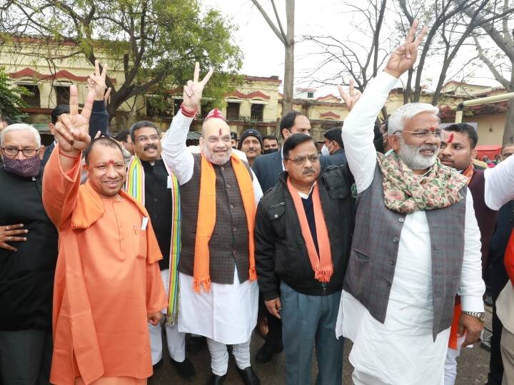 शाह (Amit Shah) ने कहा कि गोरखपुर को एक जमाने में उत्तर प्रदेश-बिहार के माफियाओं के छिपने का स्थान माना जाता था लेकिन आज गोरखपुर का मतलब बदल गया है. इसे उन्होंने स्पष्ट करते हुए कहा कि ‘जी’ से गंगा एक्सप्रेस, ‘ओ’ से ऑर्गेनिक खेती, ‘आर’ से रोड, ‘ए’ से एम्स, ‘केएच’ से खाद का कारखाना, ‘पीयू’ से पूर्वांचल एक्सप्रेस वे, और ‘आर’ से रीजनल रिसर्च सेंटर बनाने का काम योगी आदित्यनाथ ने किया है.