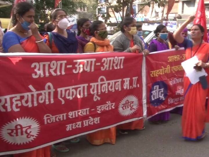 Madhya Pradesh Indore Asha-Usha Workers Strike on CMHO office and warning ANN Indore News: अपनी मांगों को लेकर आशा-उषा कार्यकर्ताओं ने सीएमएचओ कार्यालय पर की नारेबाजी, सरकार को दी ये चेतावनी