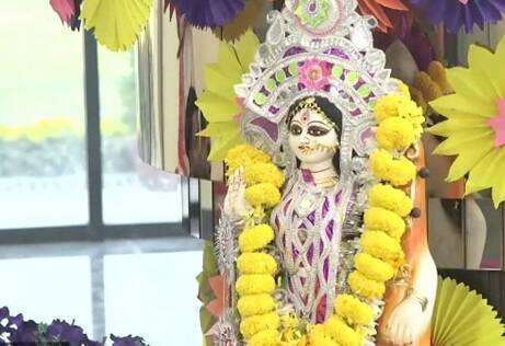 పరీక్షలు రాసే వారికోసం ప్రత్యేక పూజ చేసిన పెన్నులు అందజేత