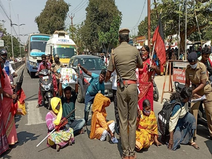 கோவை திமுக மாவட்ட பொறுப்பாளரை முற்றுகையிட்டு திமுகவினர் போராட்டம் - காங்கிரஸ் கட்சிக்கு வார்டு ஒதுக்கியதற்கு எதிர்ப்பு..!