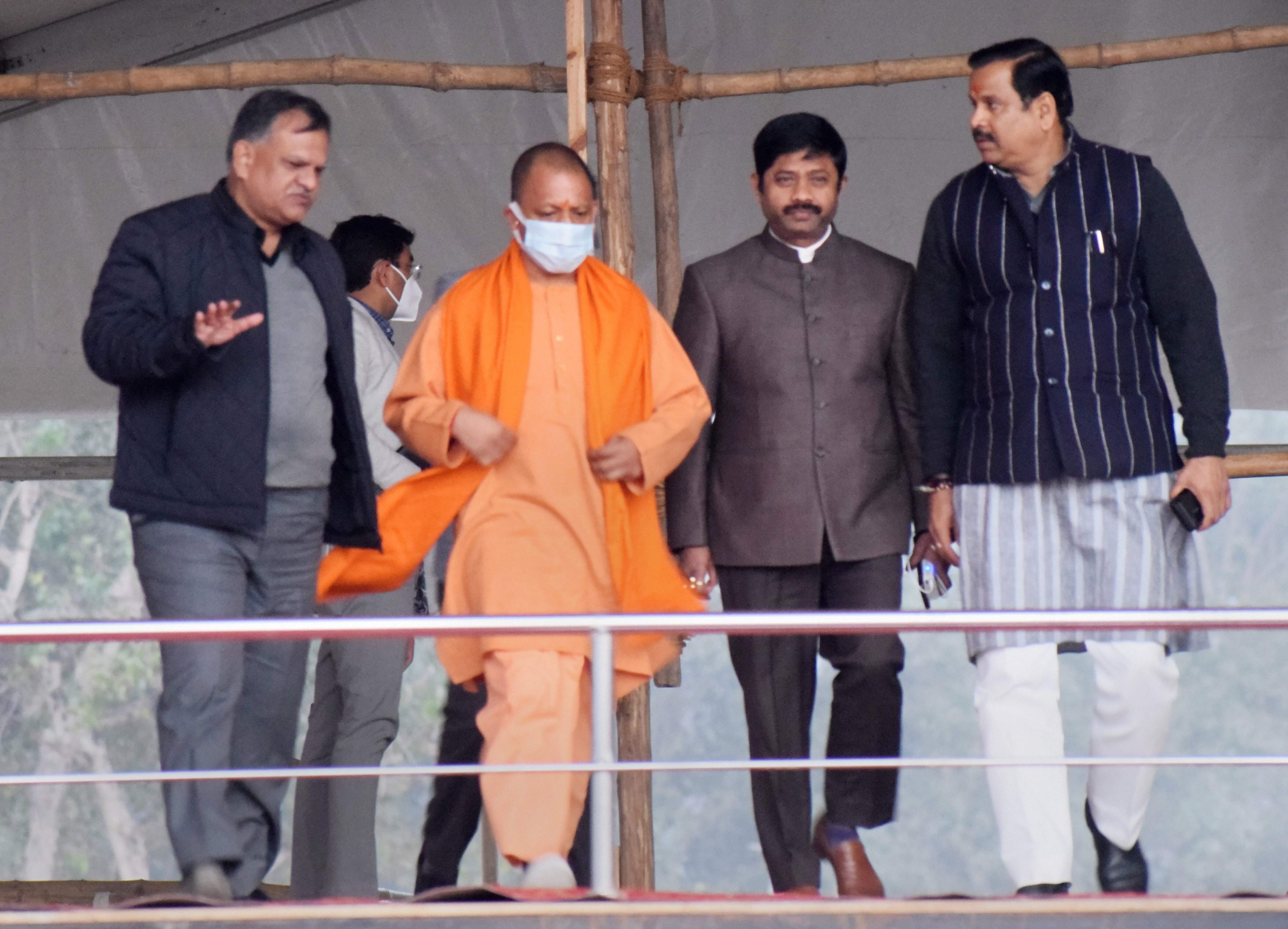 यूपी की हॉट सीट बनी Gorakhpur, पहली बार कोई मुख्यमंत्री लड़ रहा चुनाव, BJP को Yogi की छवि का सहारा!