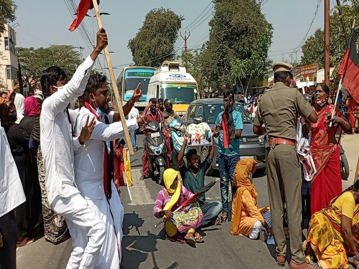 கோவை திமுக மாவட்ட பொறுப்பாளரை முற்றுகையிட்டு திமுகவினர் போராட்டம் - காங்கிரஸ் கட்சிக்கு வார்டு ஒதுக்கியதற்கு எதிர்ப்பு..!